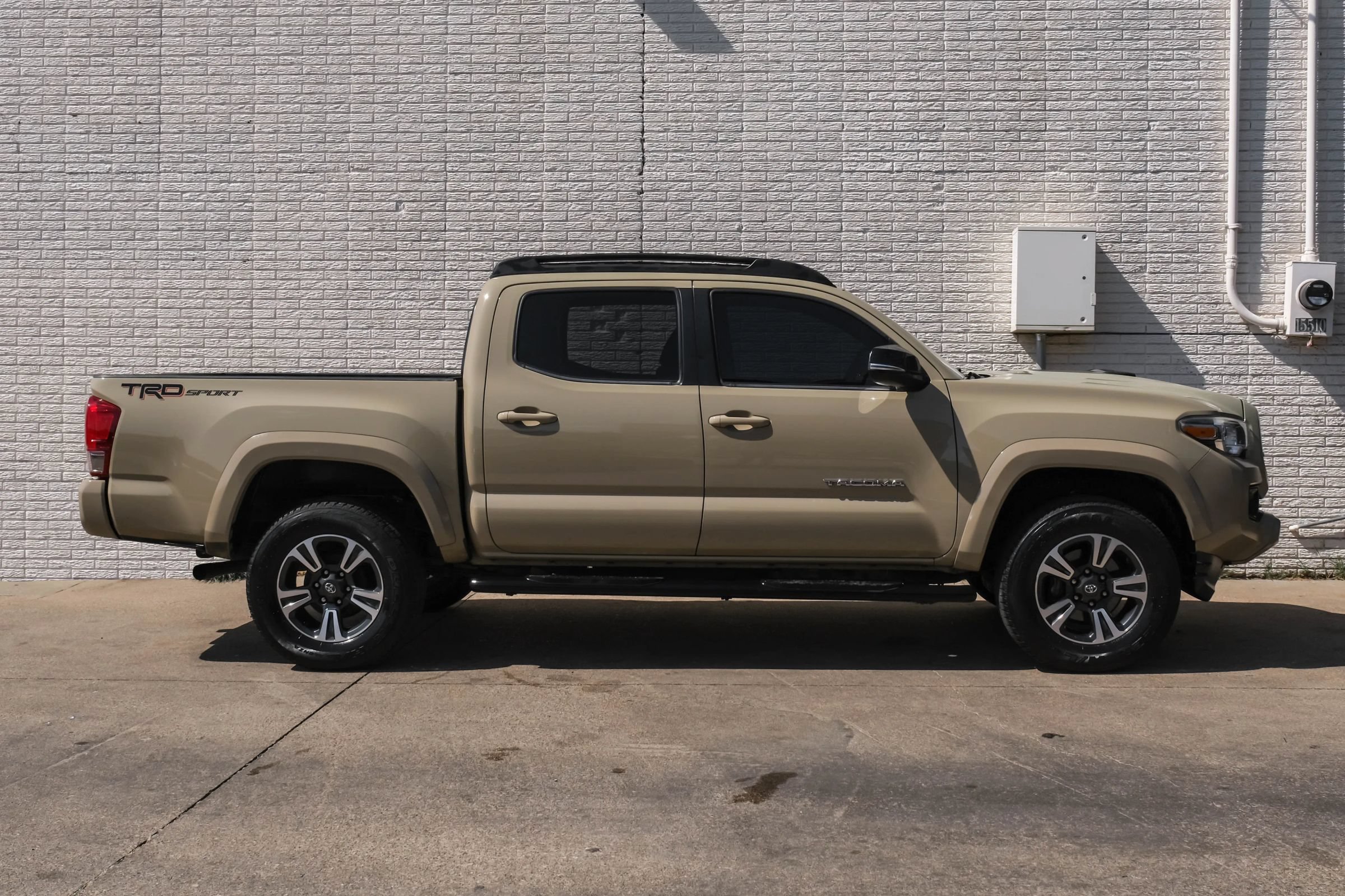 Used 2017 Toyota Tacoma TRD Sport w/ Tow Package RWD image 6
