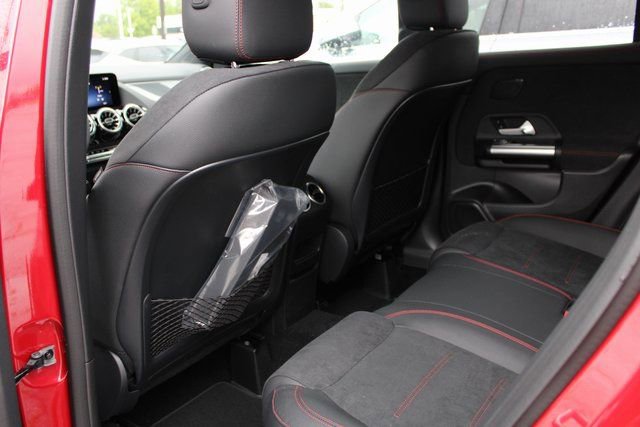 Used 2025 Mercedes-Benz GLA 250 4MATIC image 35