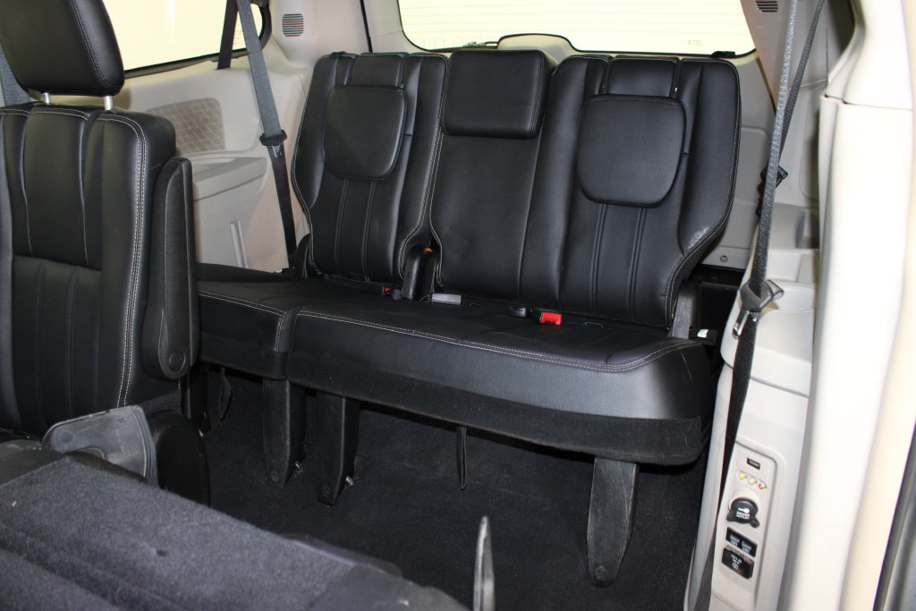 Used 2014 Chrysler Town & Country Touring FWD image 5