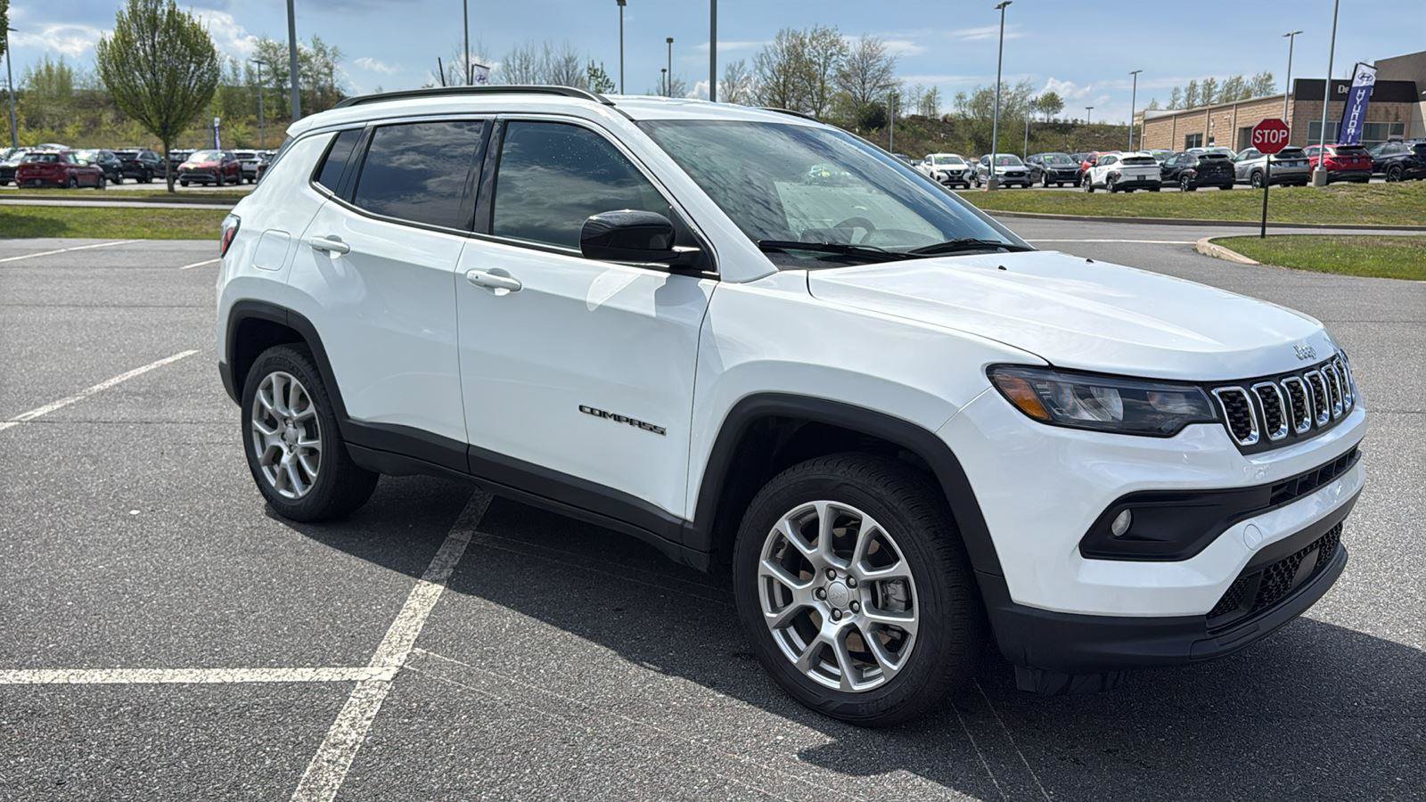 Used 2024 Jeep Compass Latitude AWD/4WD image 2