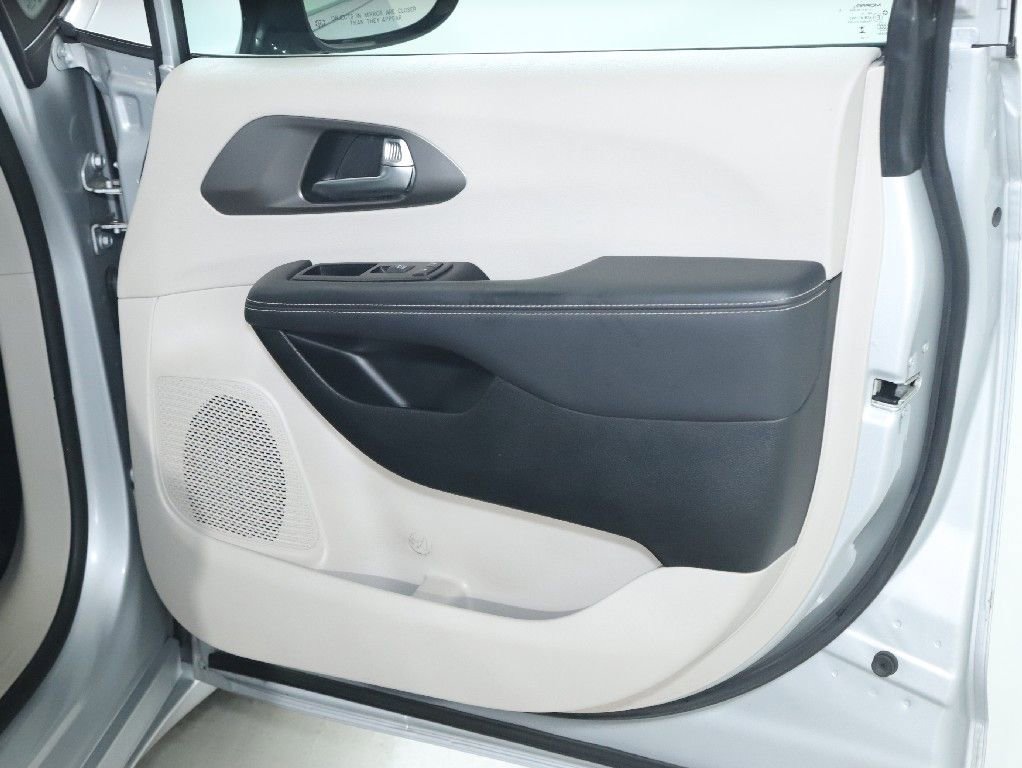 Used 2024 Chrysler Pacifica Touring-L FWD image 31