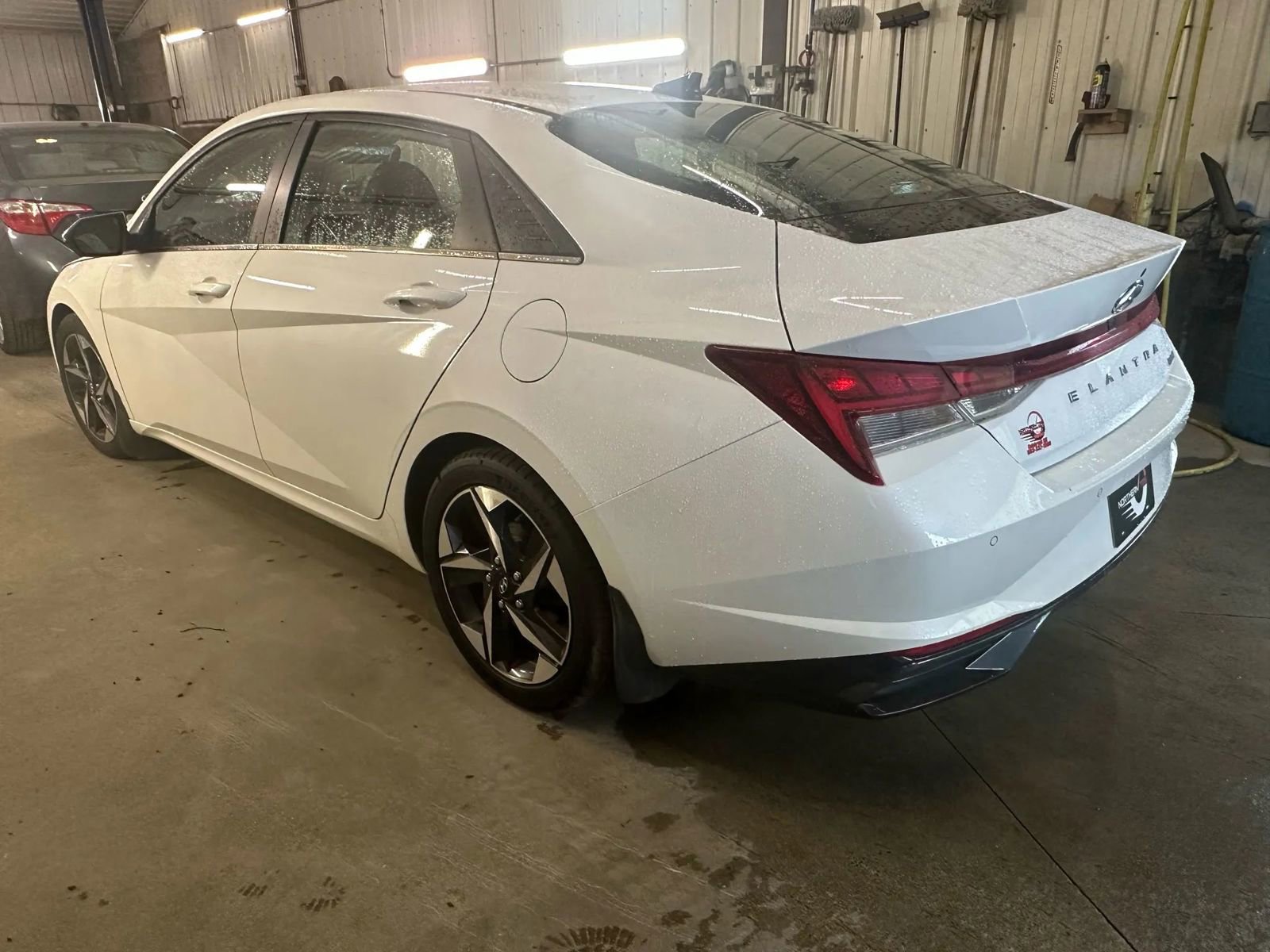 Used 2021 Hyundai Elantra Limited image 4