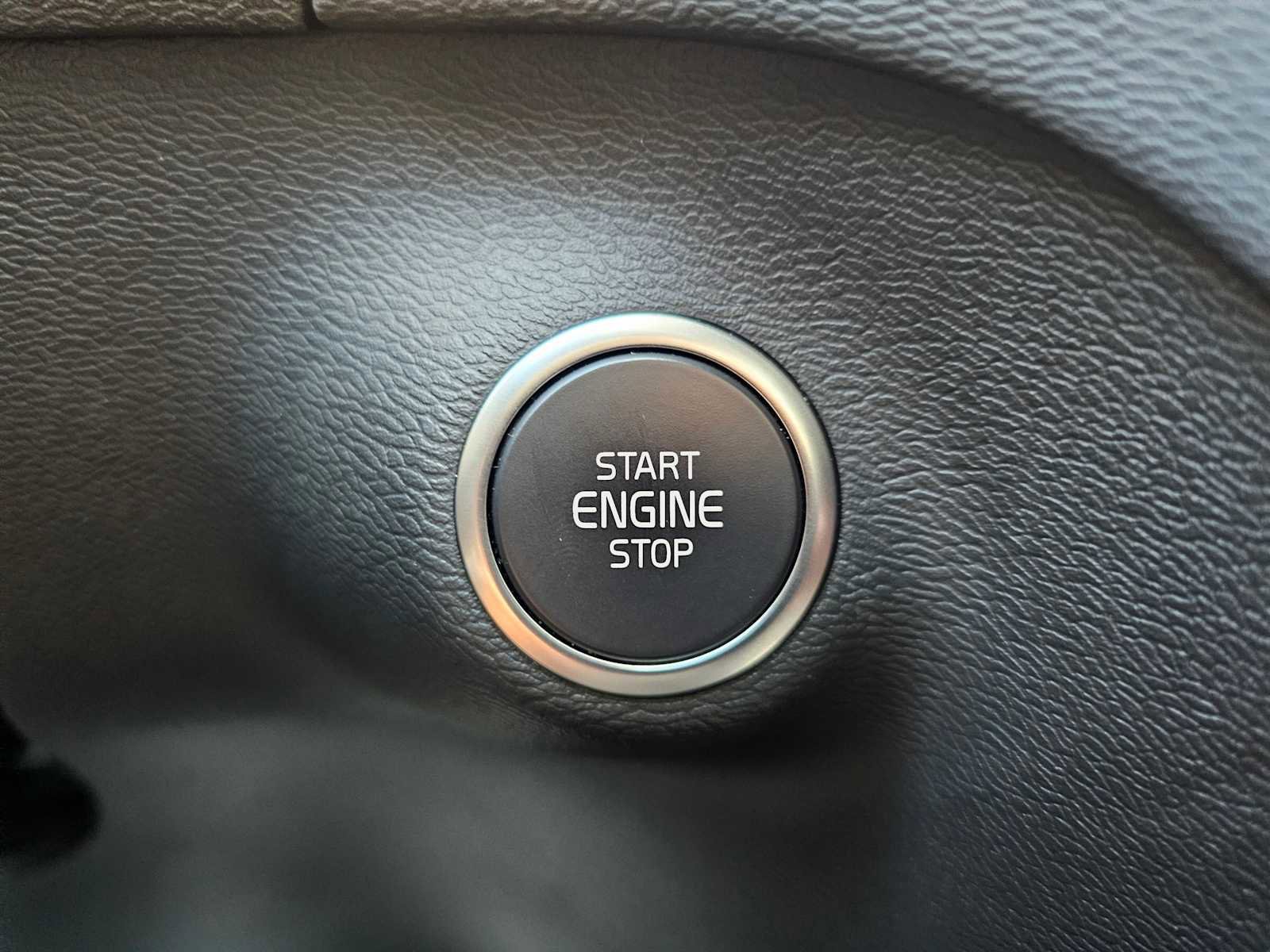 Used 2025 Volvo XC40 B5 Plus w/ Protection Package Premier image 35