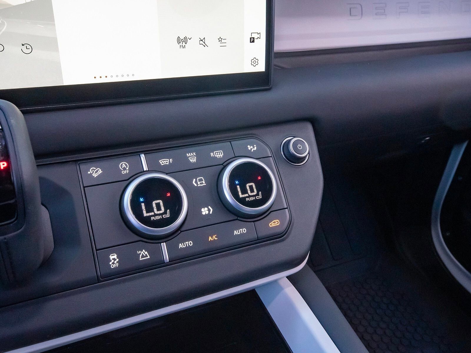 Used 2025 Land Rover Defender 90 S image 28