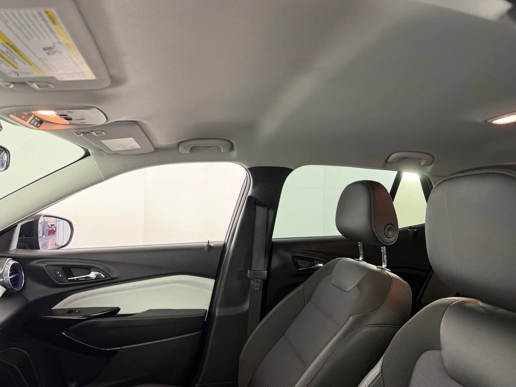Used 2025 Chevrolet Trax LT w/ LT Convenience Package FWD image 24