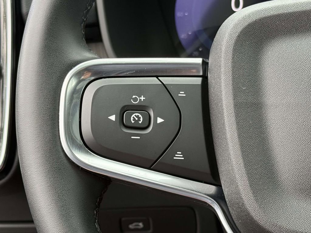 Used 2023 Volvo XC40 B5 Ultimate w/ Protection Package Premier image 31