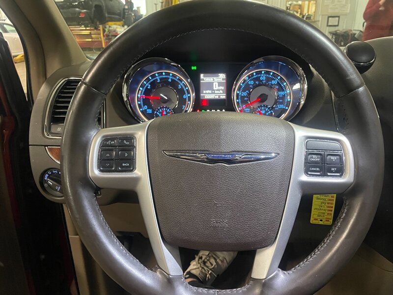 Used 2015 Chrysler Town & Country Touring-L FWD image 10