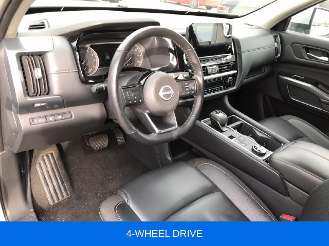 Used 2025 Nissan Pathfinder SL AWD/4WD image 3