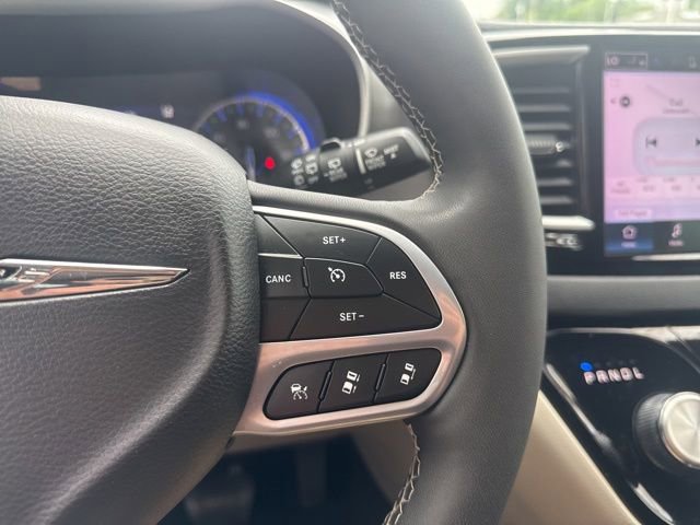 Used 2023 Chrysler Pacifica Touring-L FWD image 17