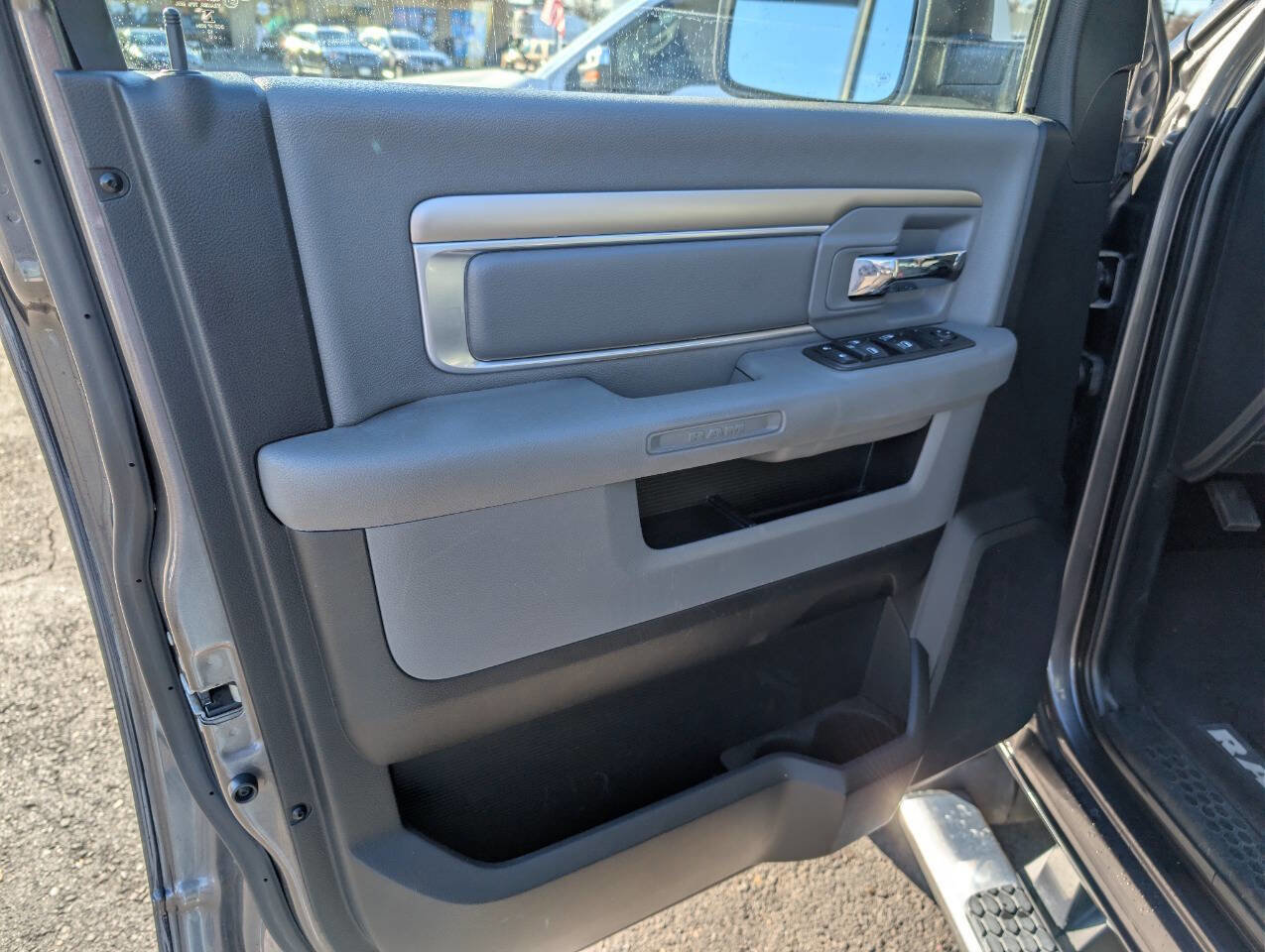 Used 2014 RAM 2500 SLT image 32