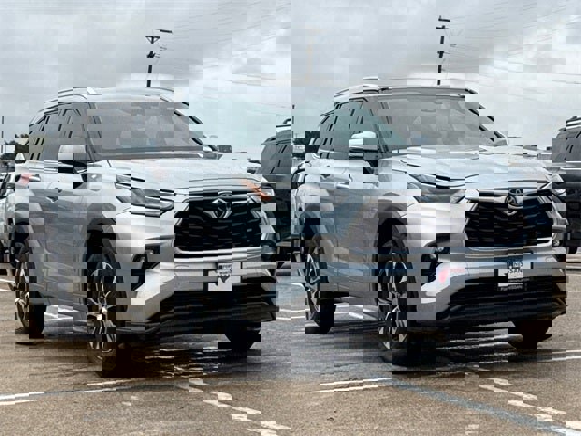 Used 2021 Toyota Highlander XLE video 2