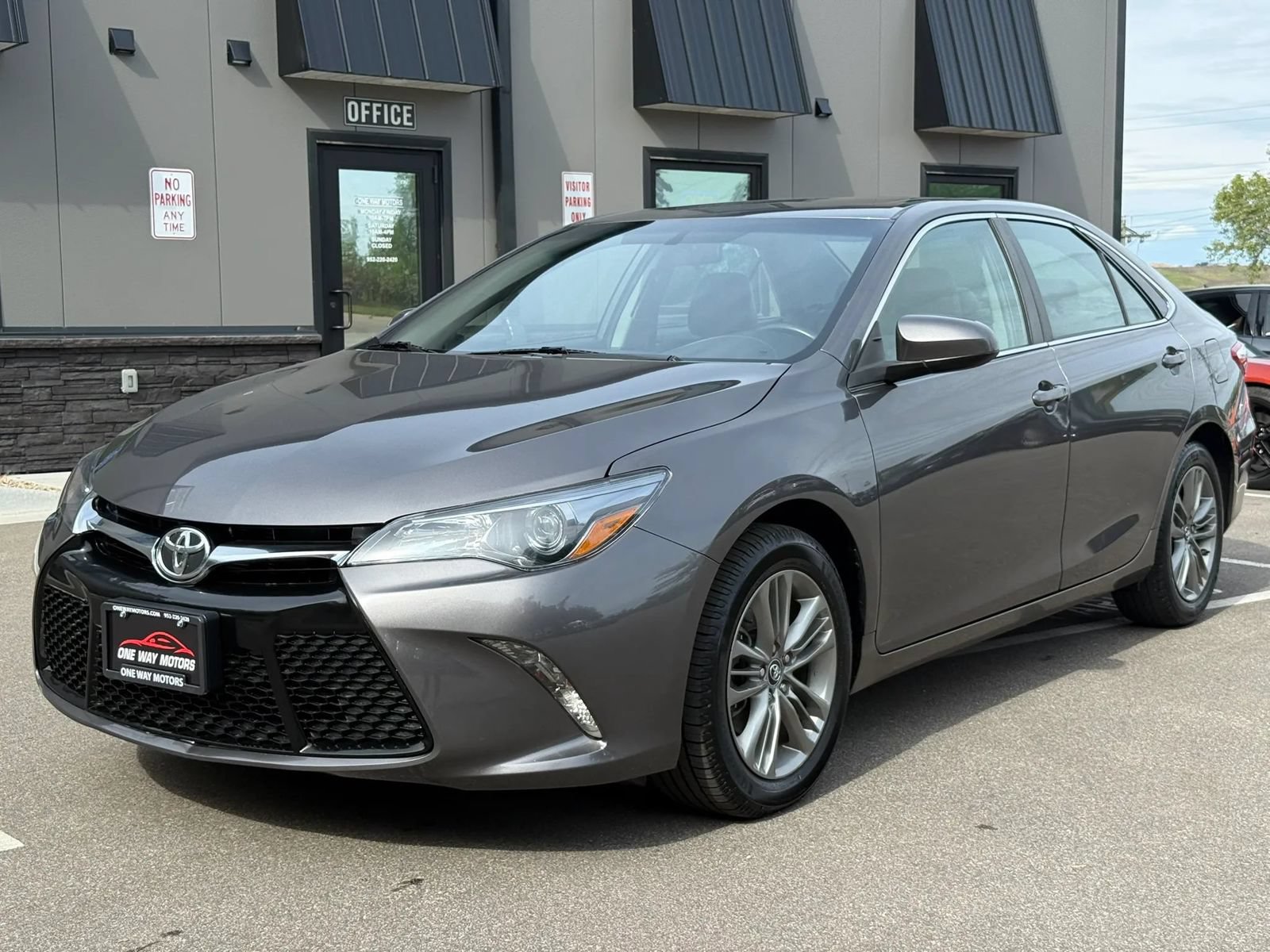 Used 2017 Toyota Camry SE w/ Moonroof Package FWD image 1