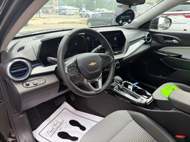 Used 2025 Chevrolet Trax LT w/ Sunroof Package FWD image 22