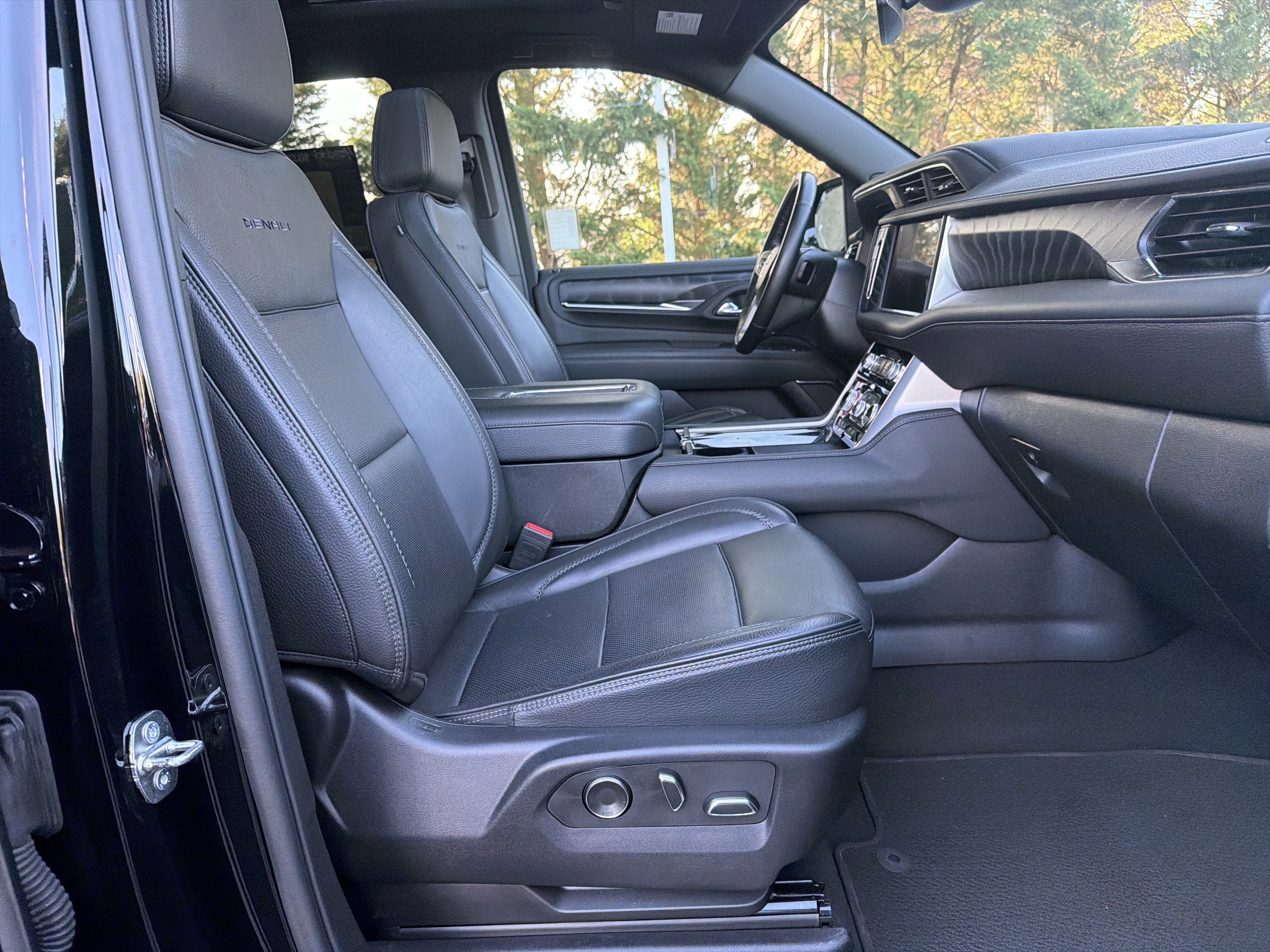 Used 2024 GMC Yukon Denali AWD/4WD image 34