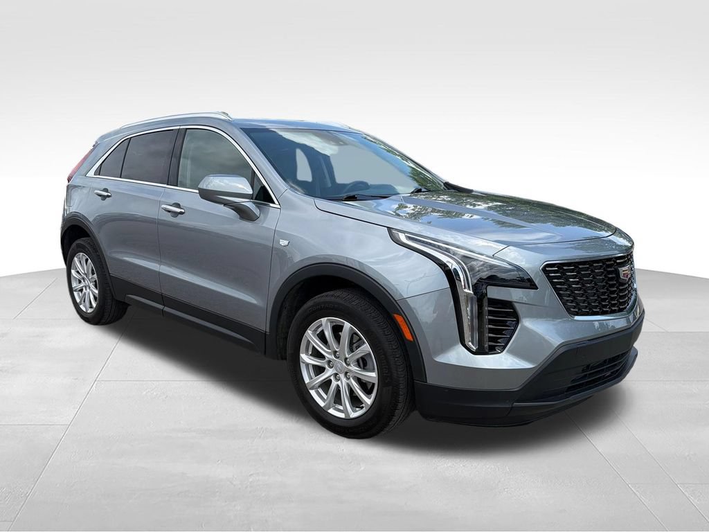 Used 2023 Cadillac XT4 Luxury w/ Cold Weather Package FWD image 7