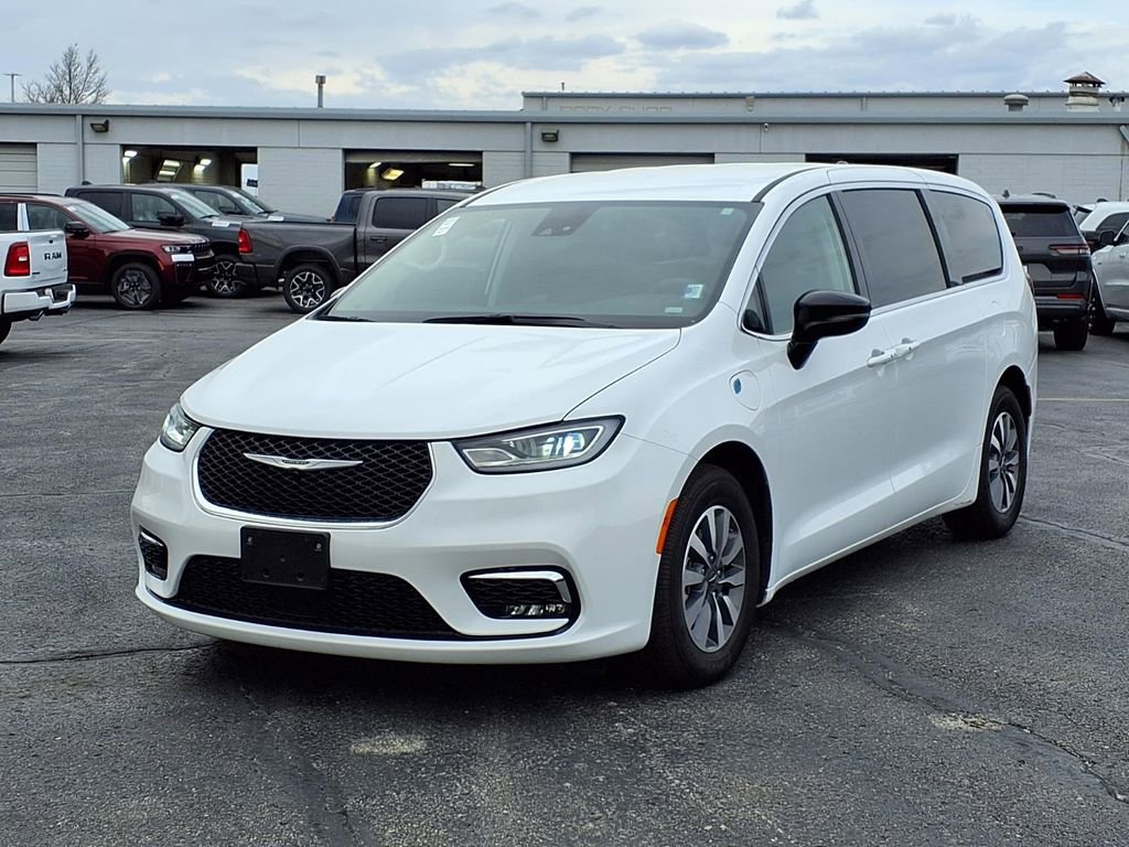 Used 2024 Chrysler Pacifica Select