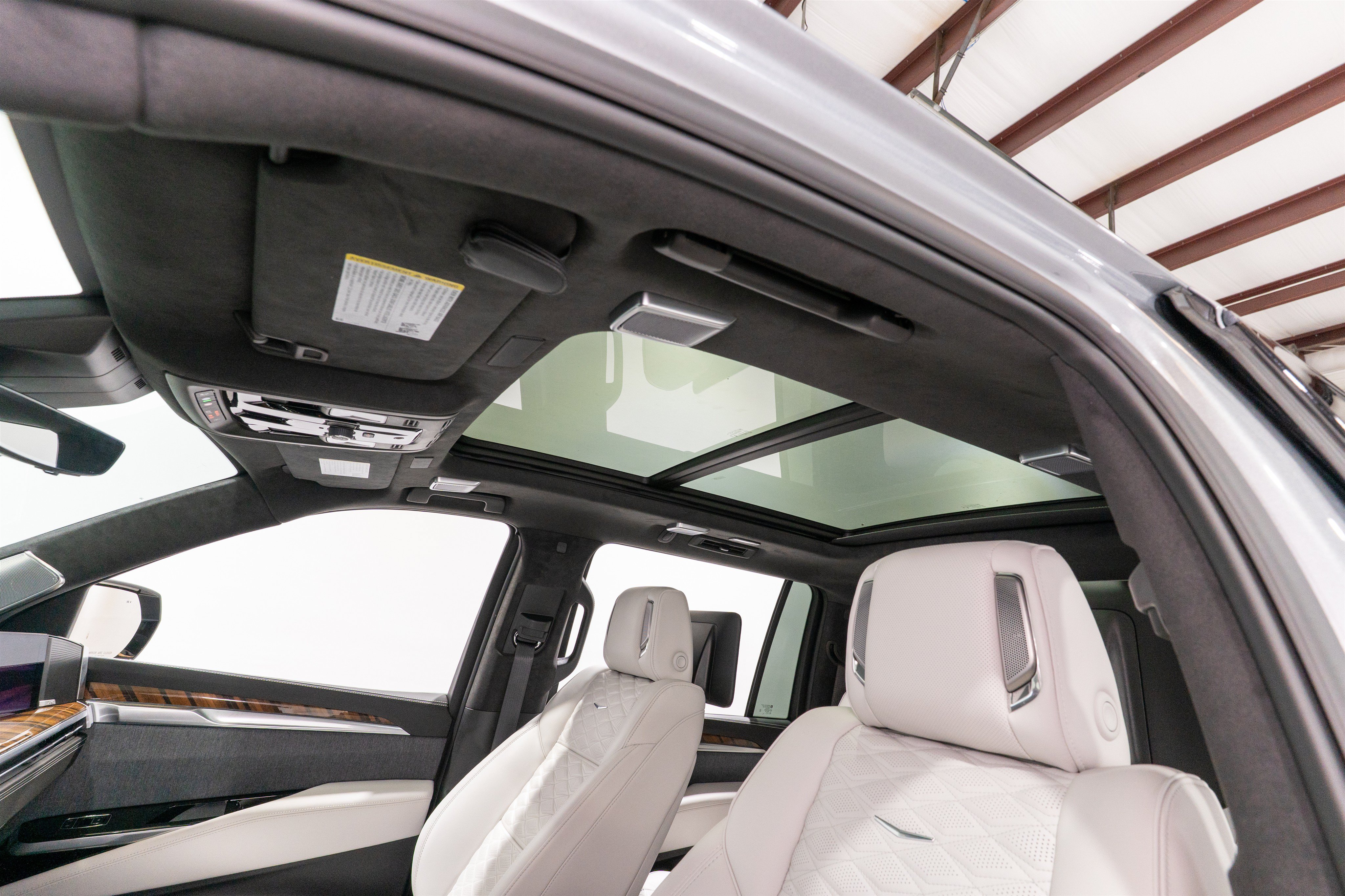 Used 2026 Cadillac Escalade ESV Platinum Sport w/ LPO, ONYX Package AWD/4WD image 18
