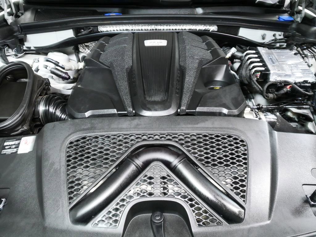 Certified 2025 Porsche Macan GTS image 33