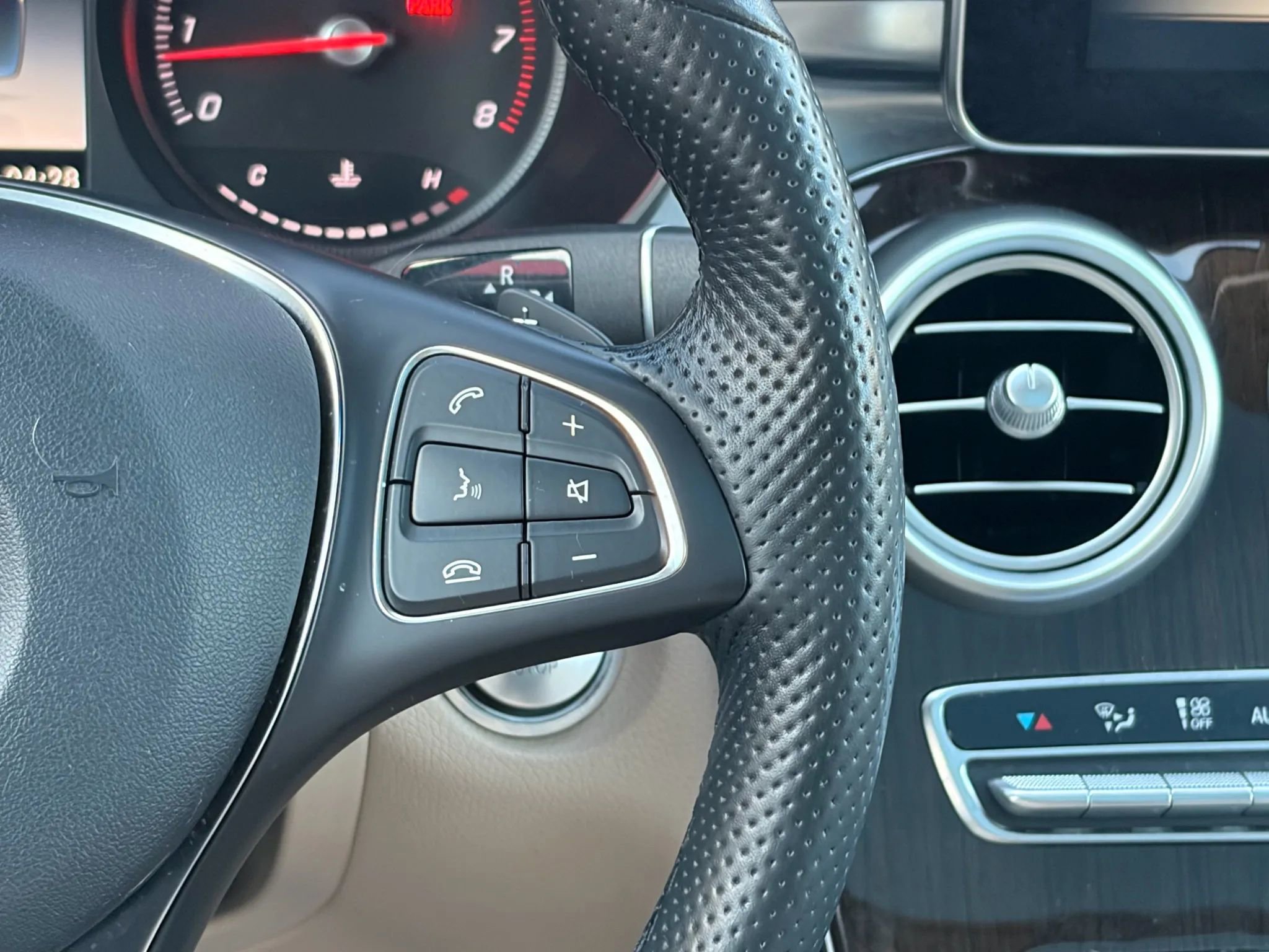 Used 2019 Mercedes-Benz GLC 300 4MATIC image 30