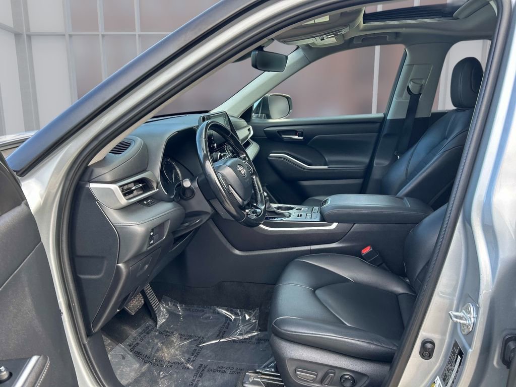 Used 2020 Toyota Highlander XLE image 11