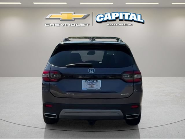 Used 2025 Honda Pilot Touring image 4