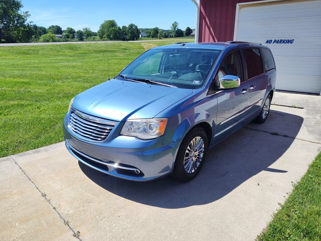 Used 2011 Chrysler Town & Country Limited FWD image 1