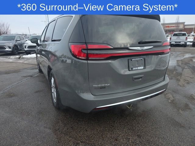 Used 2023 Chrysler Pacifica Touring-L image 17