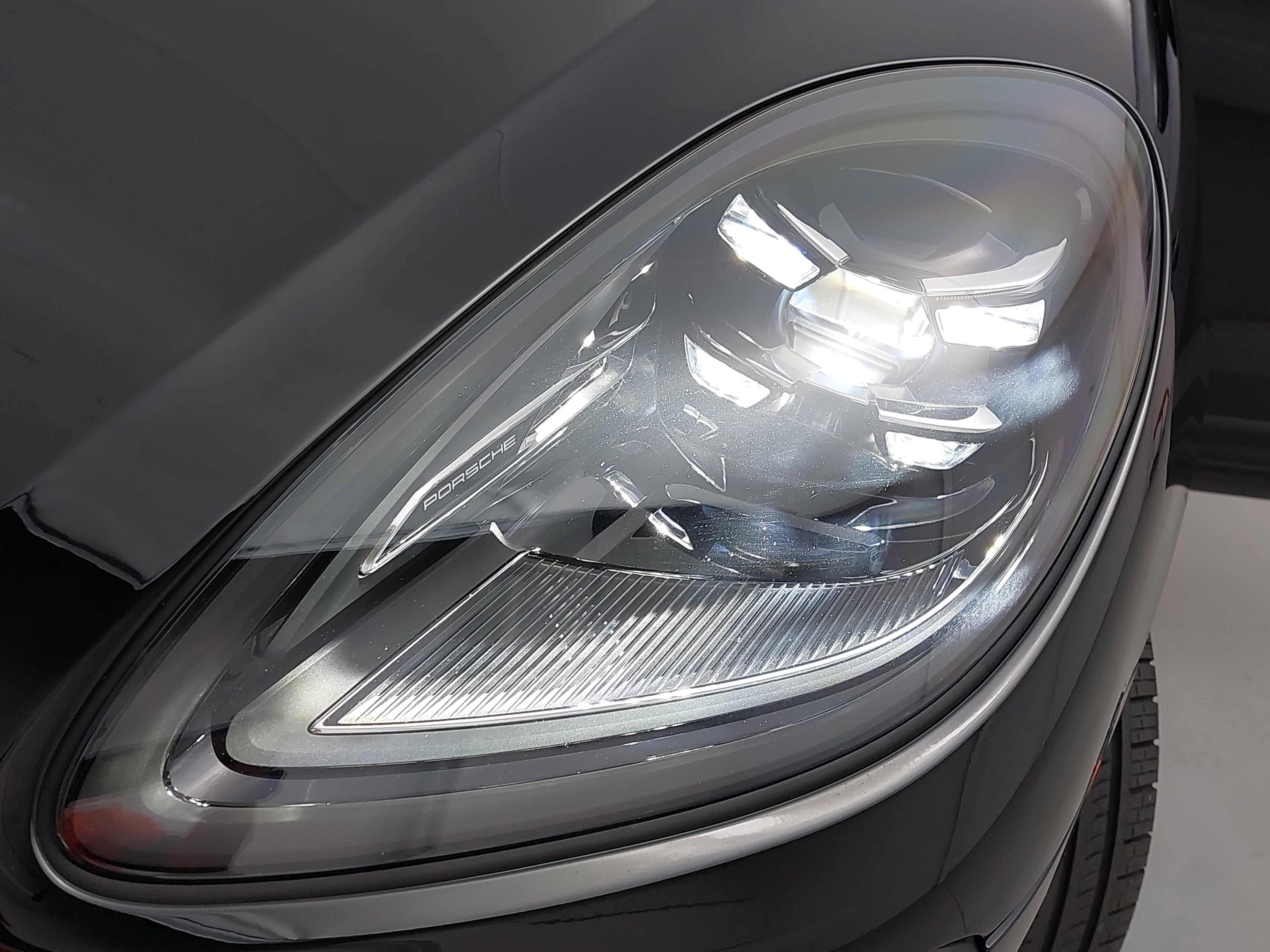 Certified 2024 Porsche Macan Turbo AWD/4WD image 34