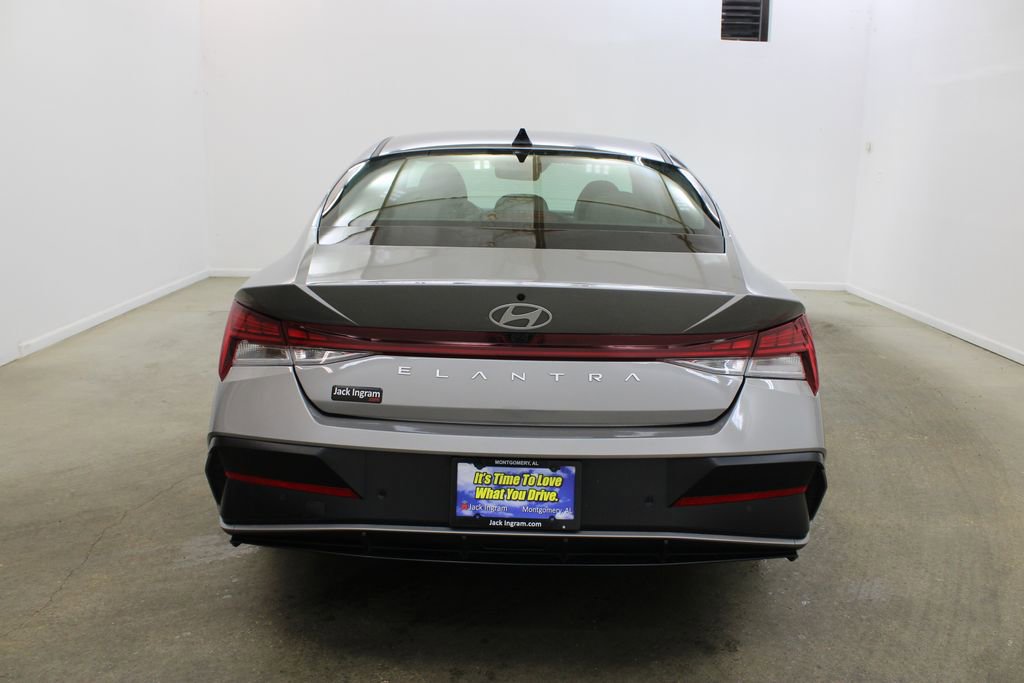 Used 2024 Hyundai Elantra Limited FWD image 4