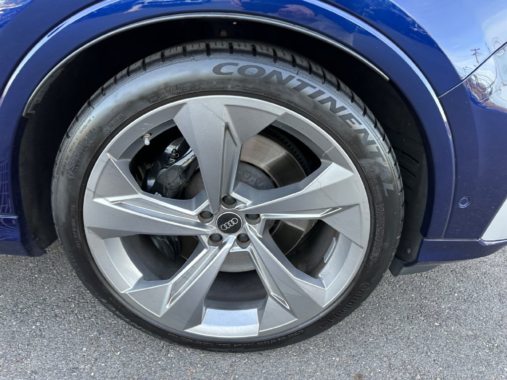 Certified 2023 Audi SQ7 Premium Plus w/ Towing Package AWD/4WD image 17