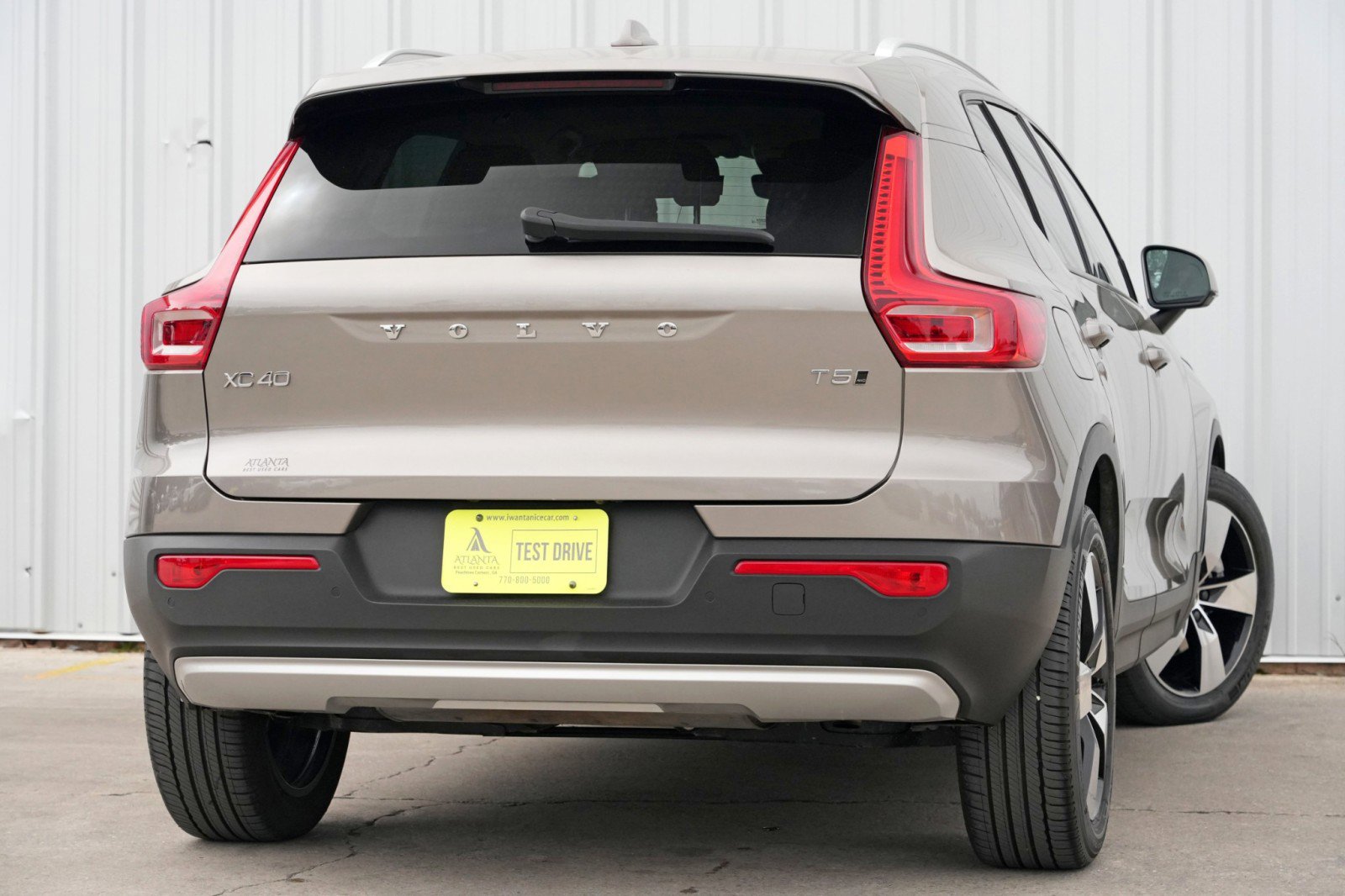 Used 2022 Volvo XC40 T5 Momentum w/ Premium Package image 4