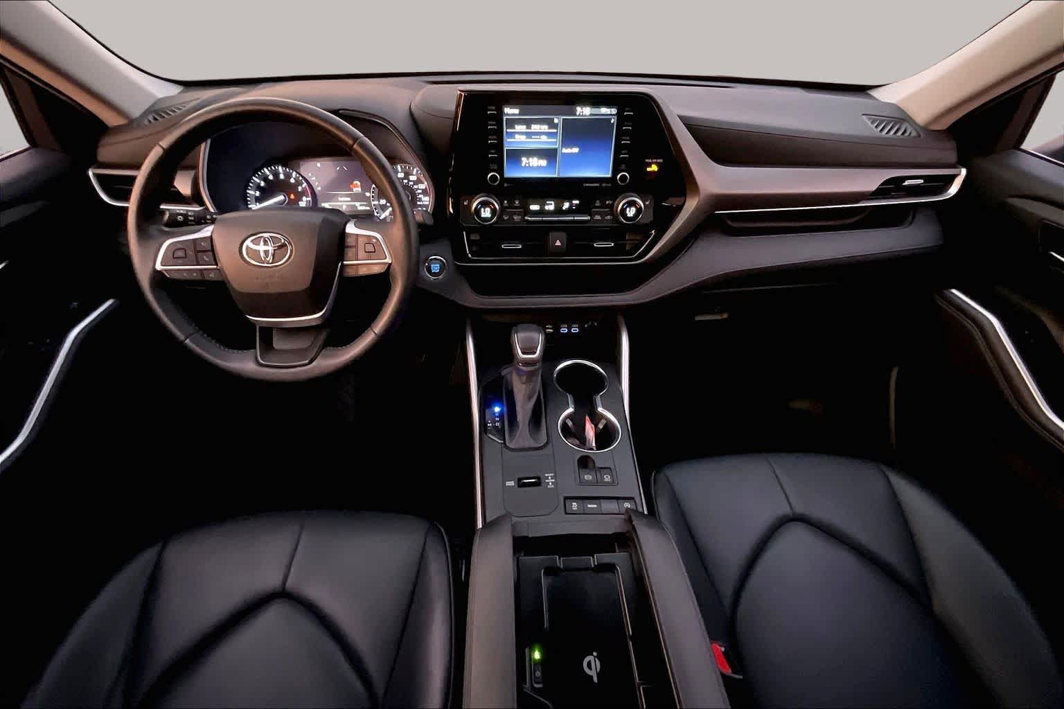 Used 2022 Toyota Highlander XLE FWD image 16