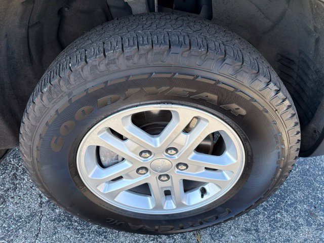 Used 2024 Jeep Grand Cherokee Laredo w/ Luxury Tech Group I AWD/4WD image 21