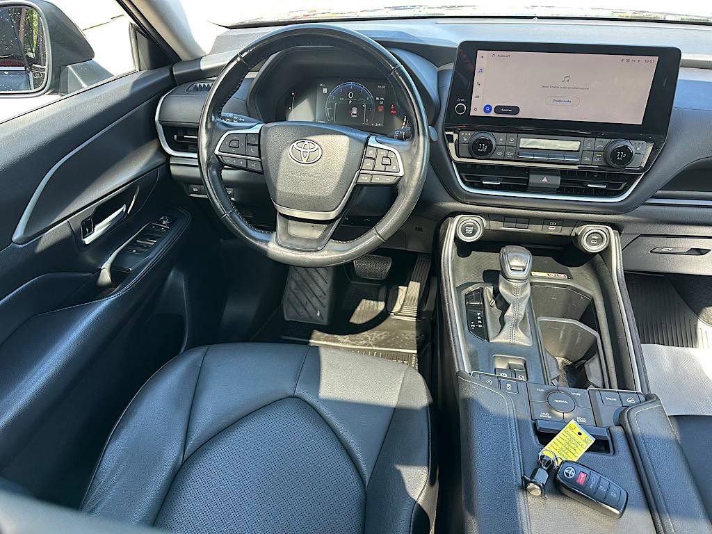 Used 2024 Toyota Grand Highlander AWD image 17