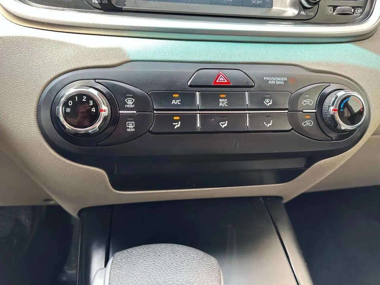 Used 2020 Kia Sorento LX image 15