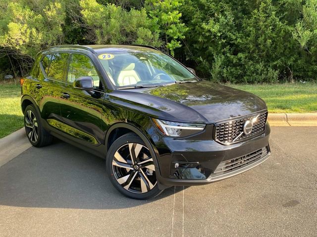 Used 2023 Volvo XC40 B5 Plus image 1