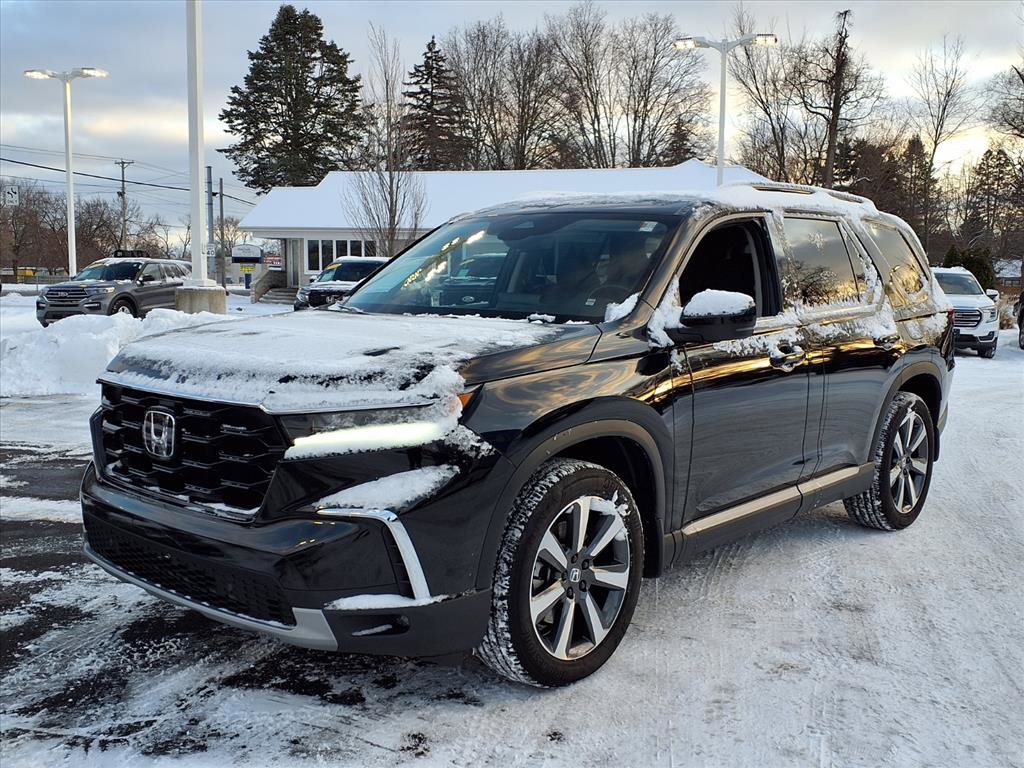 Certified 2025 Honda Pilot Touring image 3