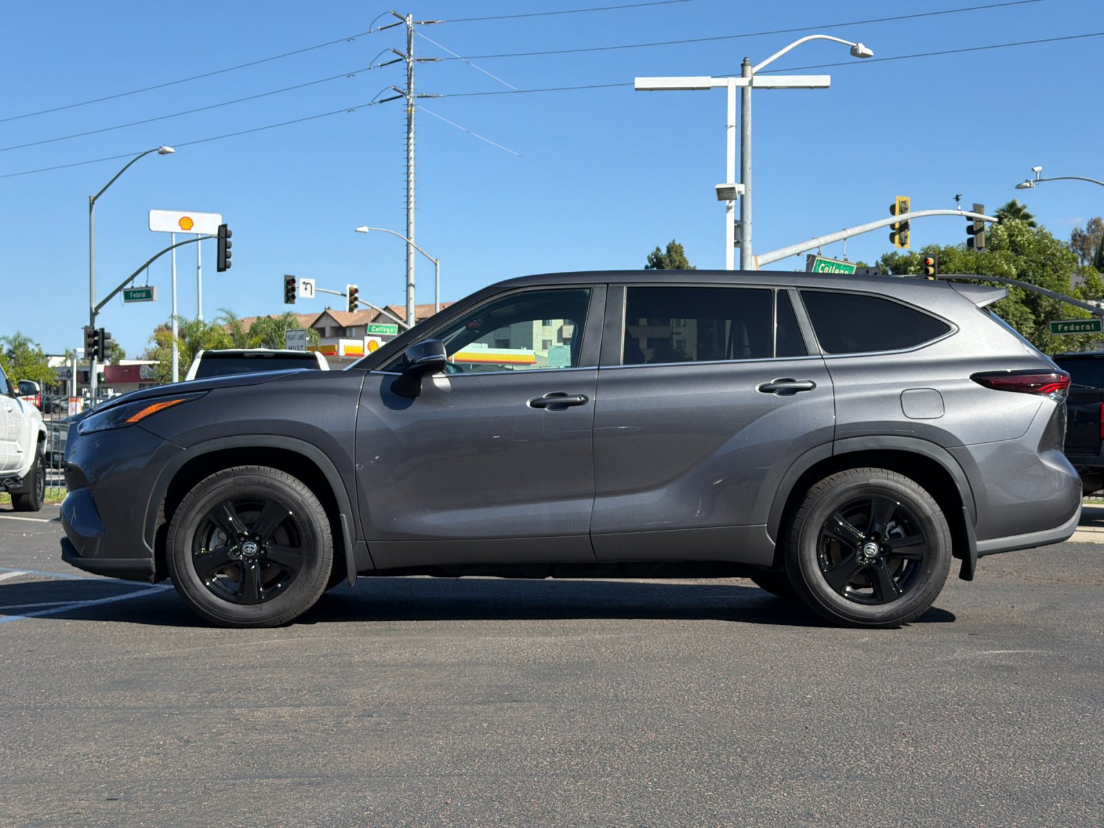 Used 2025 Toyota Highlander LE AWD/4WD image 2