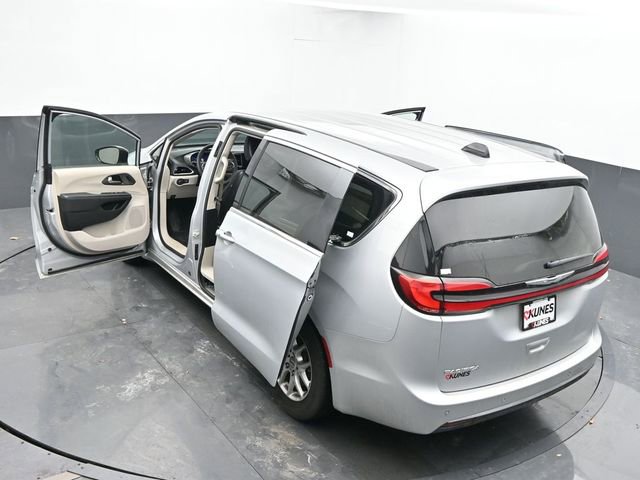 Used 2024 Chrysler Pacifica Touring-L image 64