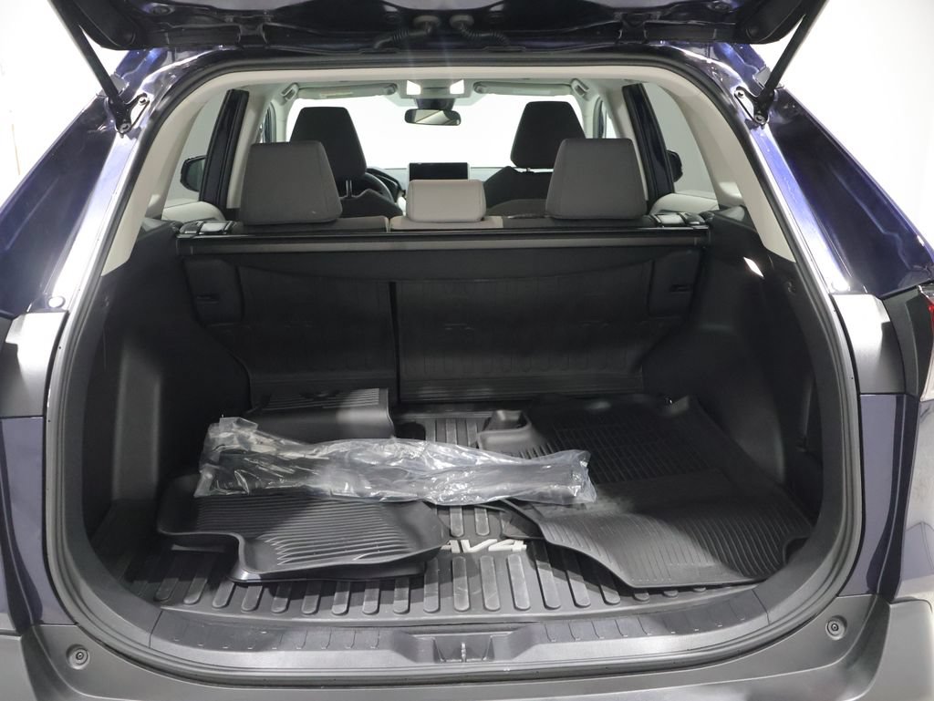 Used 2025 Toyota RAV4 XLE AWD/4WD image 4