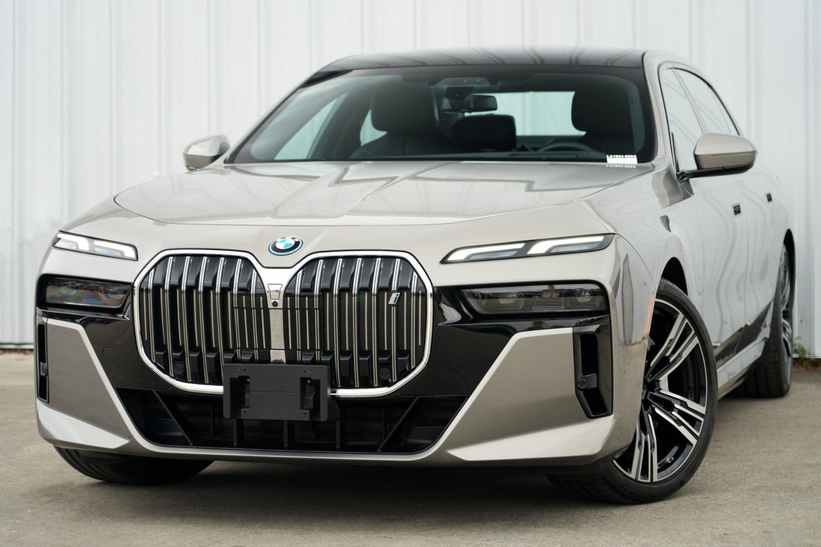 Used 2023 BMW i7 xDrive60 image 3