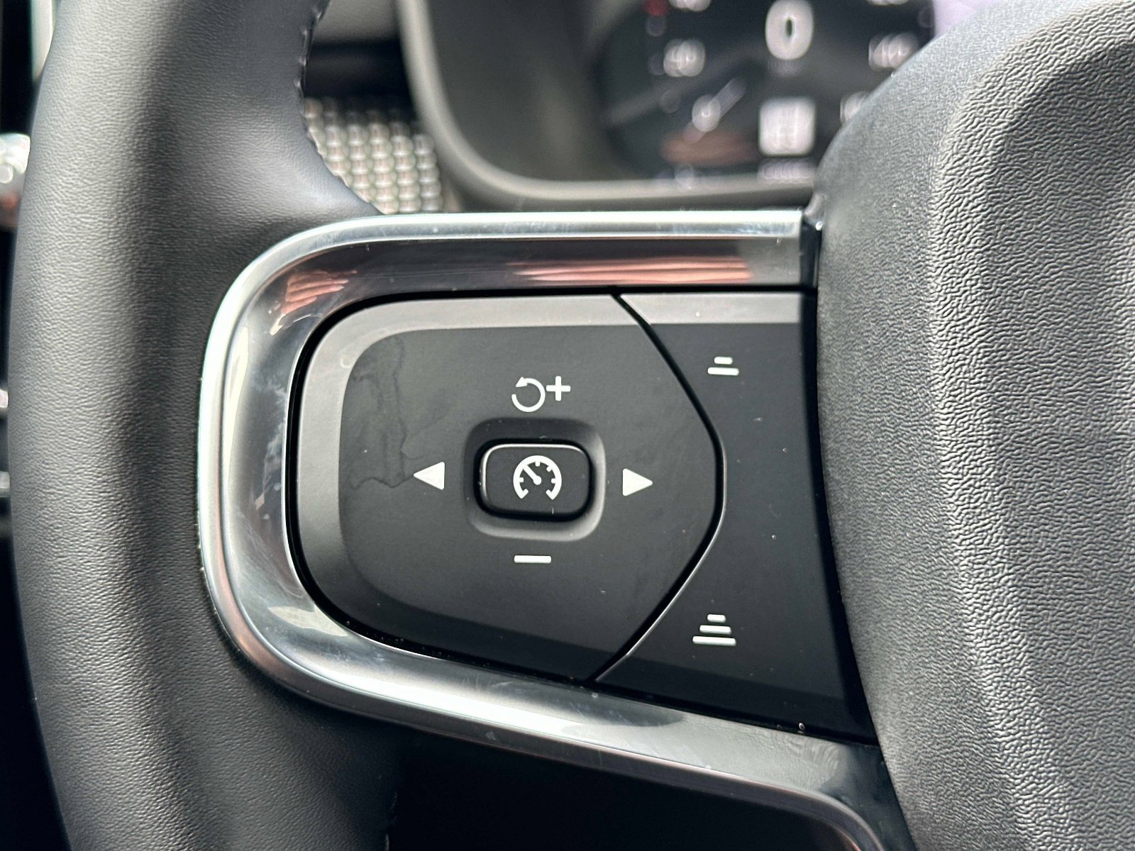 Used 2022 Volvo XC40 T5 R-Design image 31