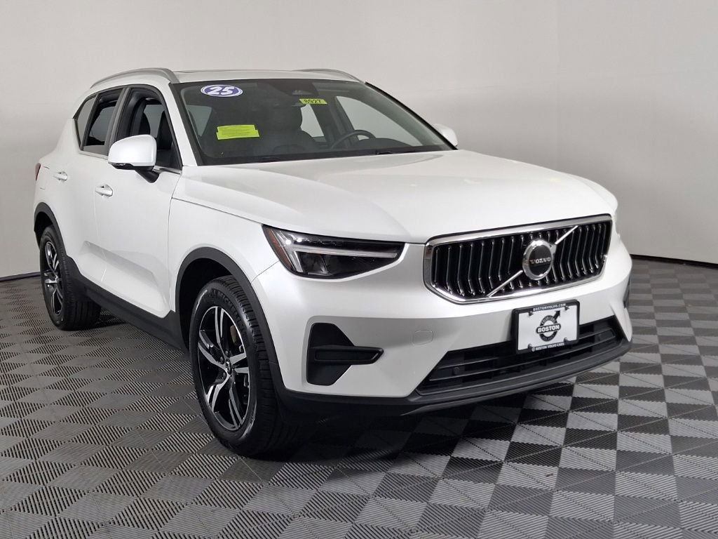 Certified 2025 Volvo XC40 B5 Core AWD/4WD image 2