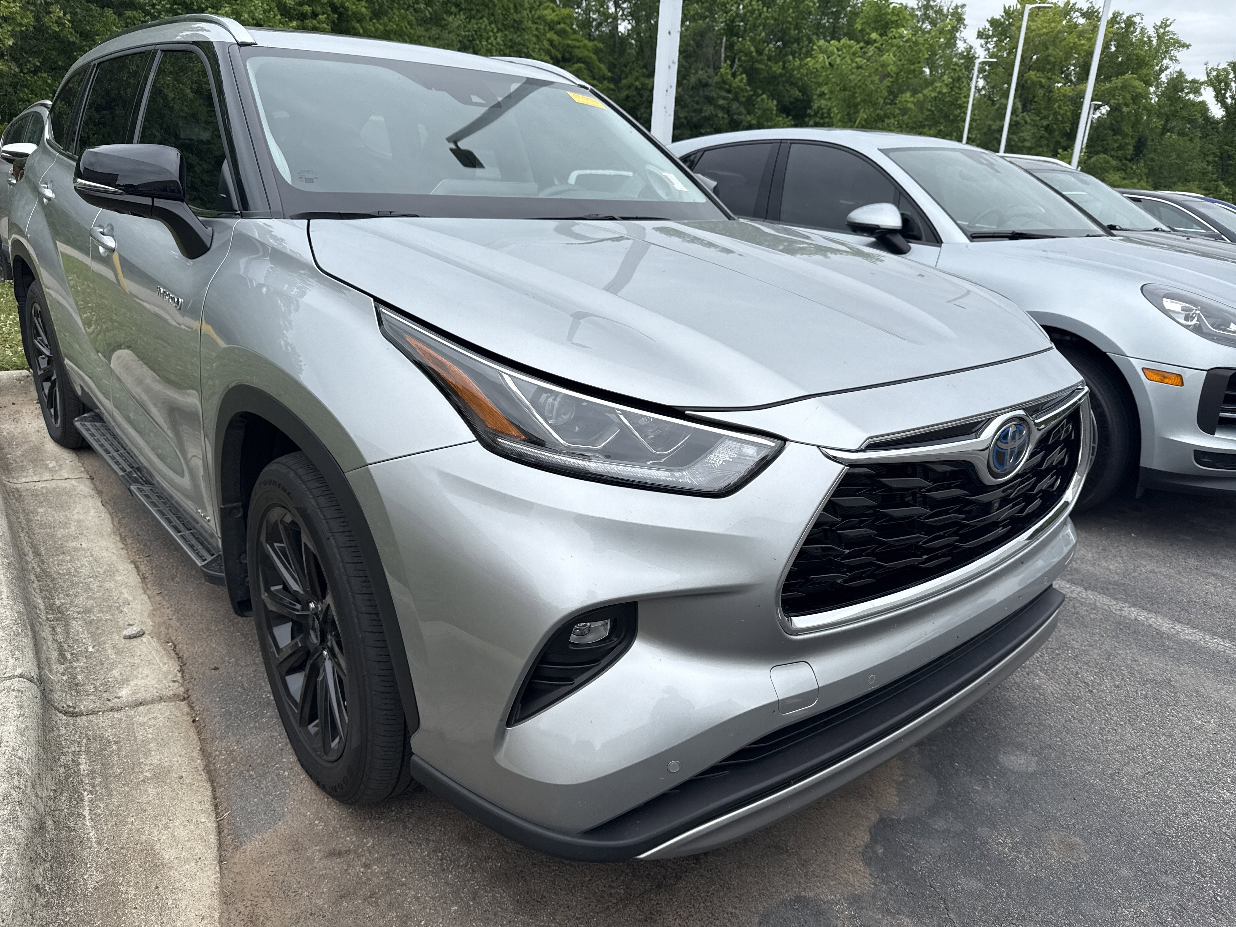 Used 2021 Toyota Highlander Platinum AWD/4WD image 2