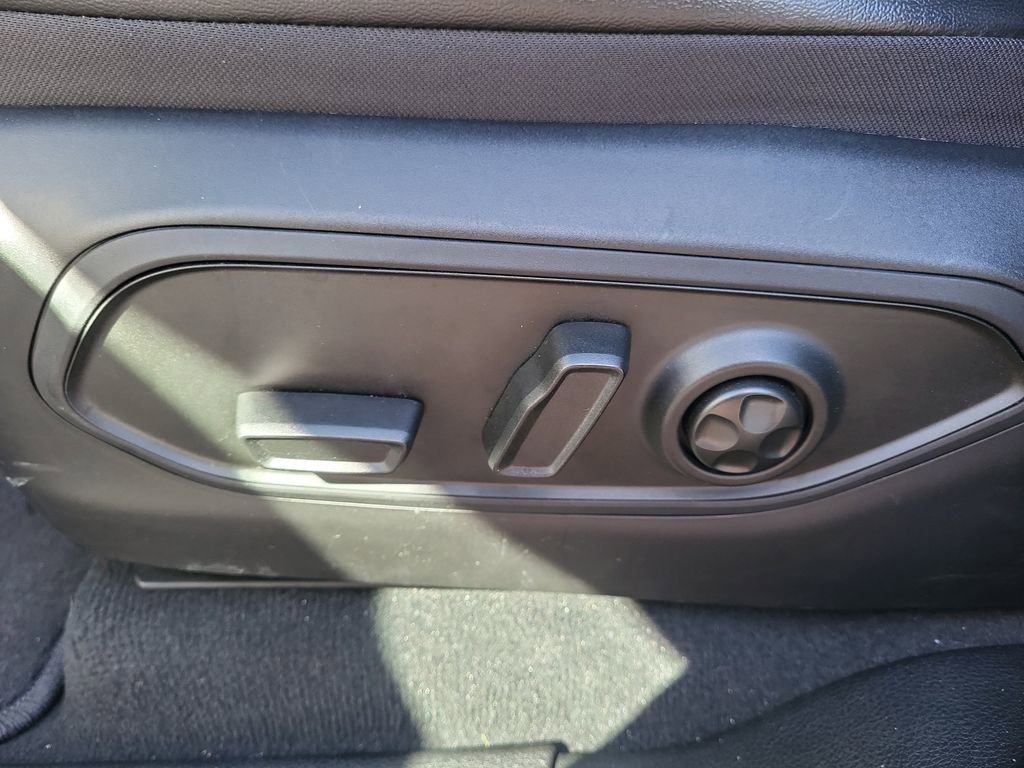 Used 2025 Jeep Grand Cherokee Limited w/ Luxury Tech Group II image 16