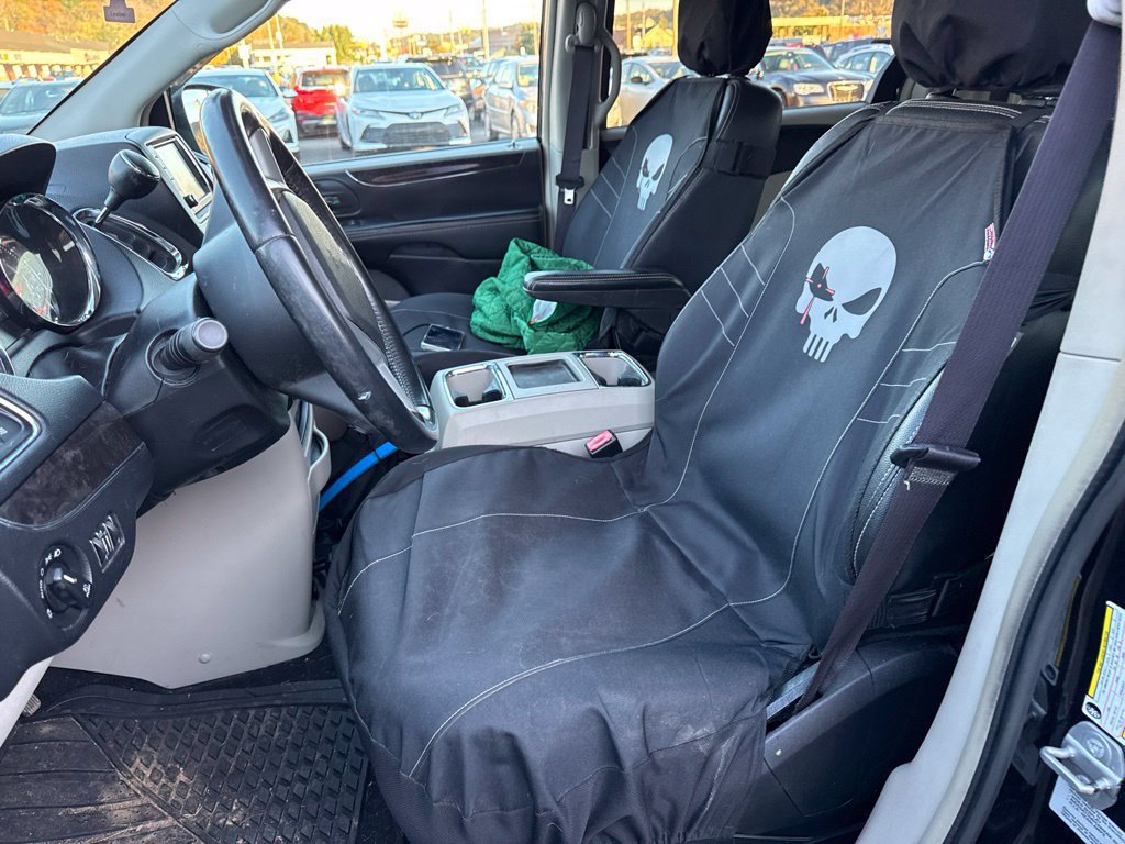 Used 2015 Chrysler Town & Country Touring FWD image 14