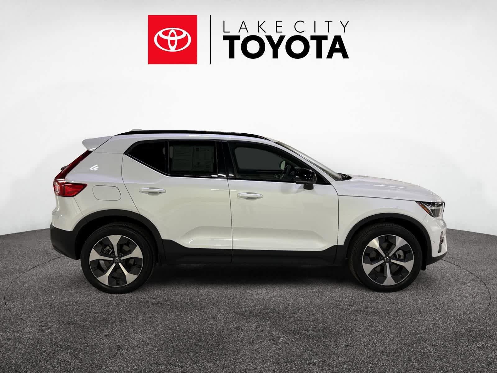 Used 2024 Volvo XC40 B5 Plus AWD/4WD image 10