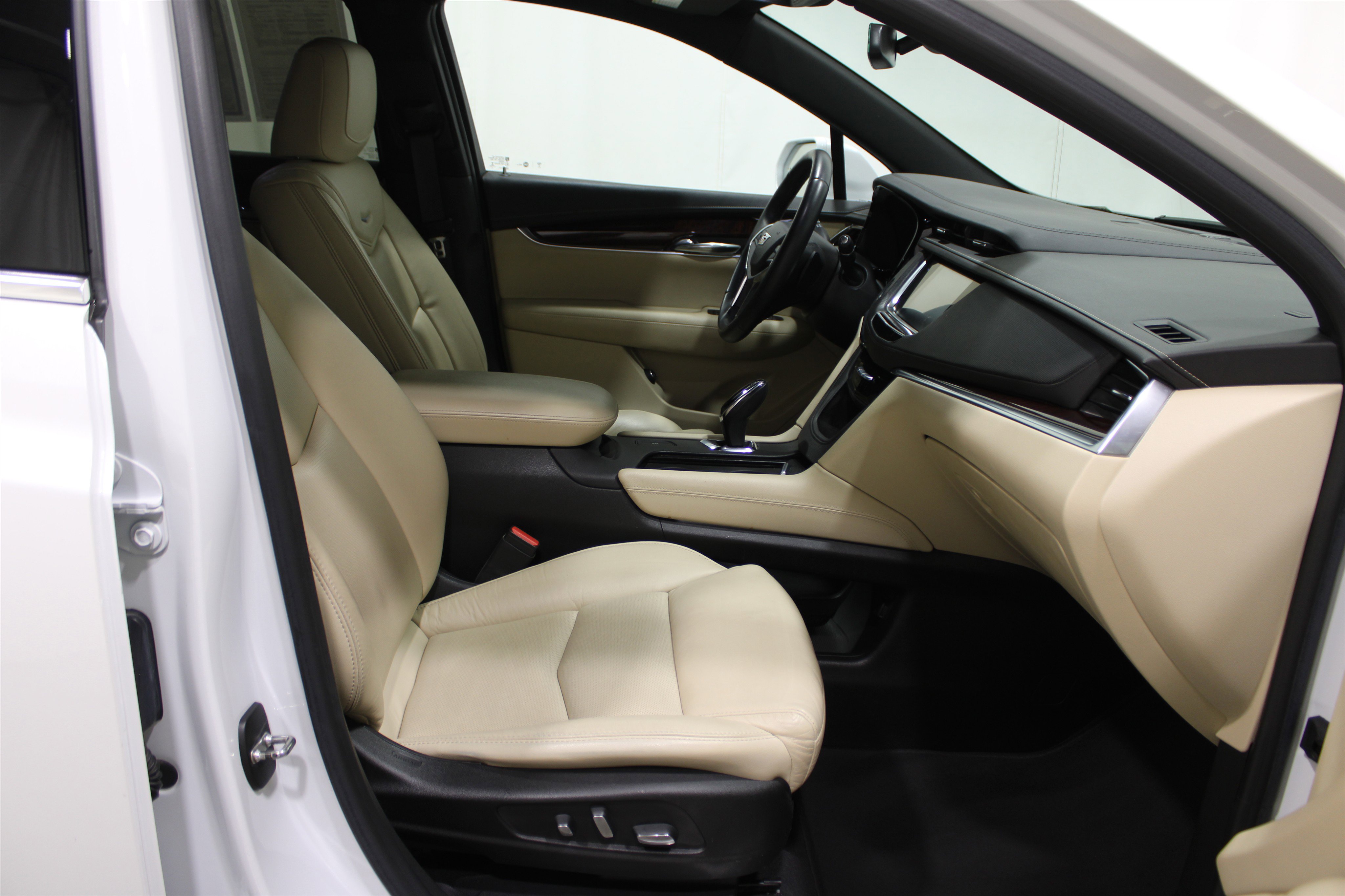 Used 2017 Cadillac XT5 Luxury w/ Driver Awareness Package image 32