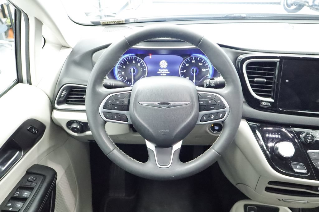 Certified 2024 Chrysler Pacifica Touring-L FWD image 17
