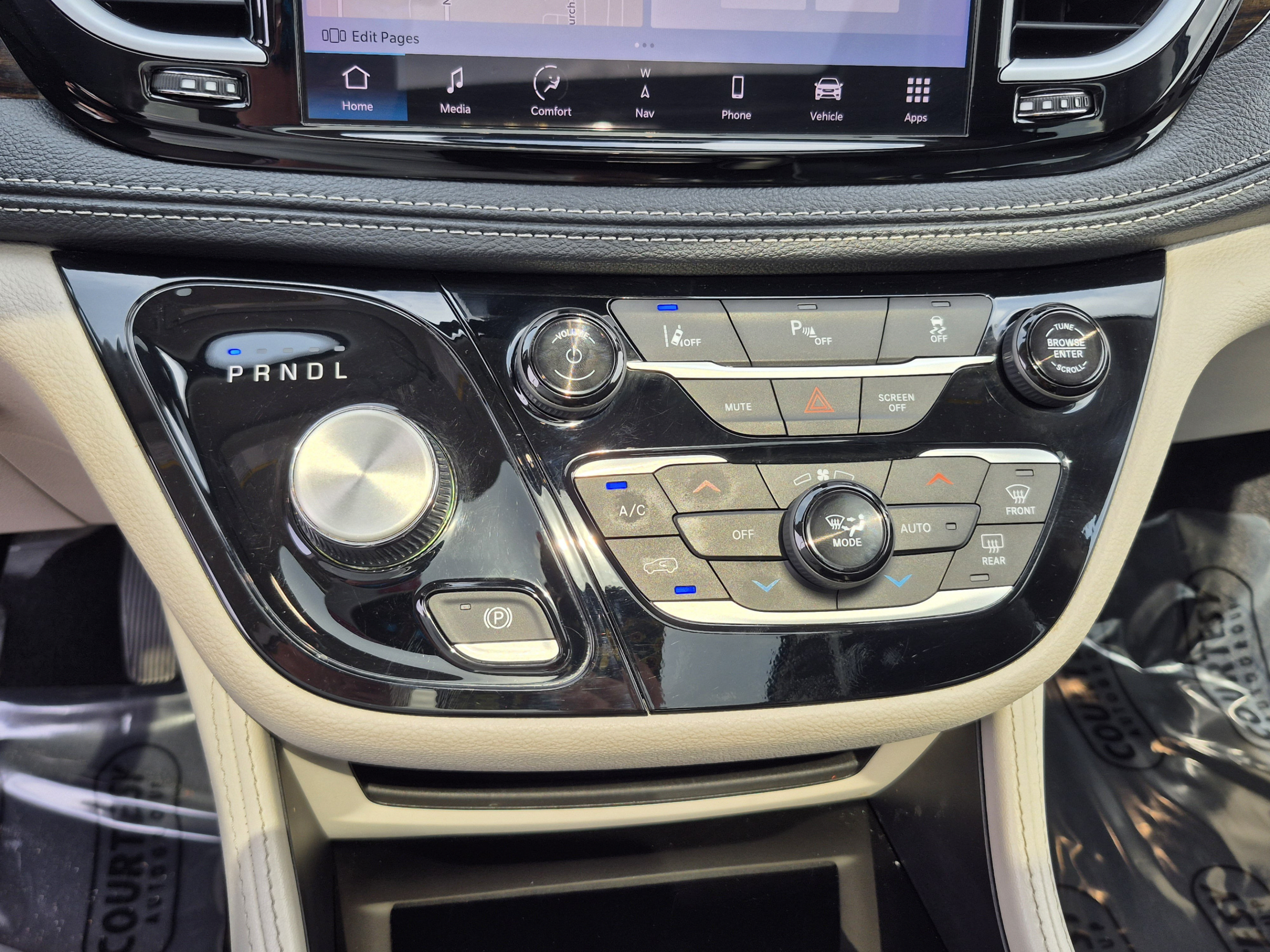 Used 2023 Chrysler Pacifica Limited FWD image 28